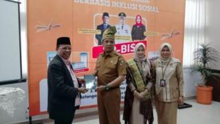 Drh Chaidir hibahkan koleksi buku ke Perpustakaan Tenas Effendy 